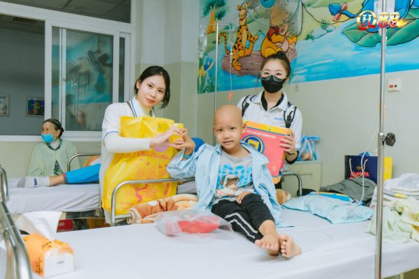 Đội ngũ Nhân viên QH88 trao quà tết cho bà con đang điều trị tại bệnh viện Ung Bướu